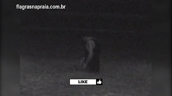 Filmei um casal fazendo sexo na praia a noite. Um segurança botou eles pra correr