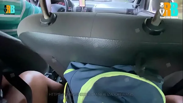 Pegando carona com colega casada da faculdade, Hotwife batendo punheta pro comedor na frente do motorista do aplicativo - Completo XvideosRed