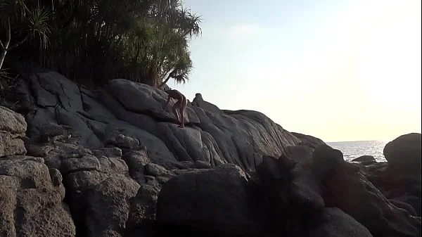 WILD COUPLE HAVING HARDCORE SEX ON PUBLIC BEACH