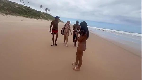 Fiz uma orgia na praia de nudismo com minhas amigas gostosas e ainda gravei