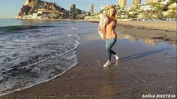 Wet shoot on a public beach with Crazy Model. Risky outdoor masturbation. Foot fetish. Pee in jeans.