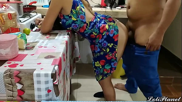 Follando a mi Hermosa Hijastra en la Cocina cuando su Mama no esta en casa no la dejo ni comer