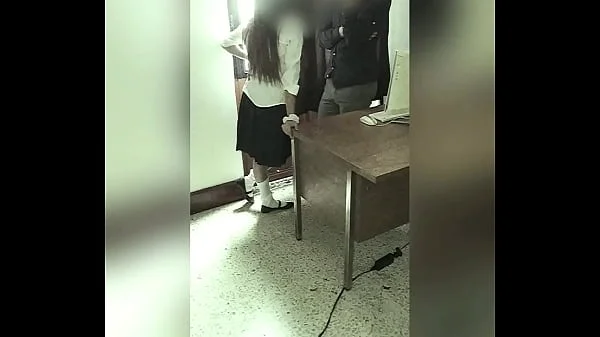 CÁMARA Graba a MAESTRO Y ALUMNA en la Oficina del Colegio! Colegiala Mexicana se DEJA FOLLAR por el PROFE por una MEJOR CALIFICACIÓN! Video Amateur Real! (Segunda Parte)