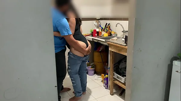 Me culeo a mi amiga en la cocina esta enojada por que el marido la mando a lavar los platos le meto la verga en la vagina y en la boca y el pendejo del marido ve television ni cuenta se da