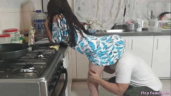 Hijastra Caliente se deja Follar con su Padrastro en la Cocina cuando su mama No Esta en casa