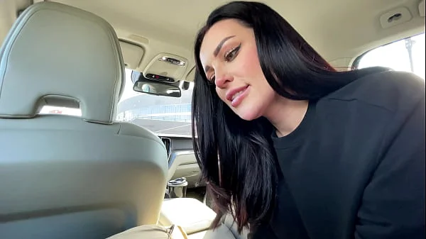 Passers-by do not allow a normal blowjob in the car