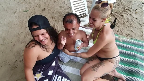 A mulhererada na praia querendo o anão da televisão Zezinho Teves . Paty Bumbum  - Fada Mel  .