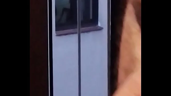 Exhibiciónista frente a la ventana